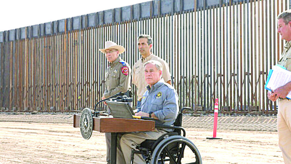 El gobernador Abbott sigue en su idea de construcción de un muro en la frontera.