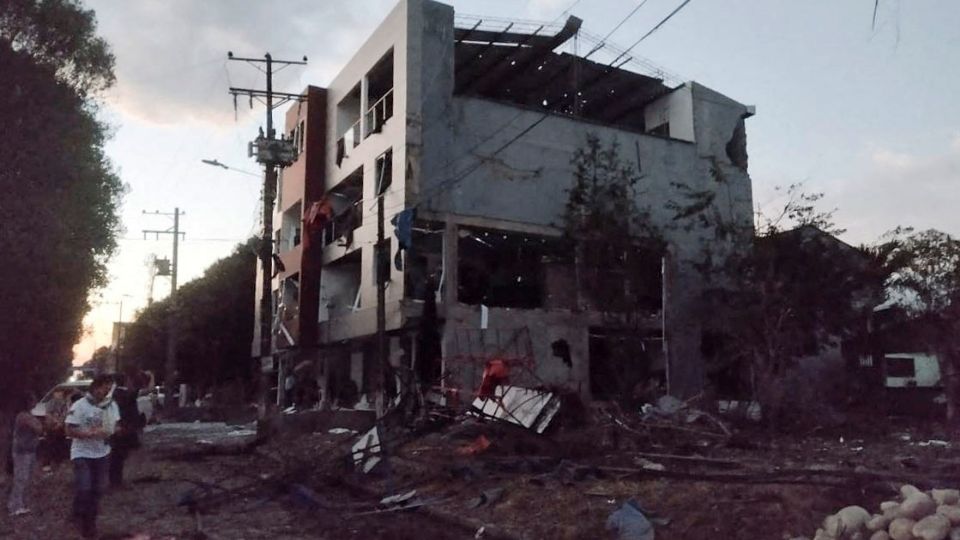 El vehículo, cargado con kilos de explosivos, estalló frente a edificios oficiales de la zona