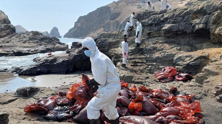 Declaran emergencia ambiente en Perú por derrame de petróleo en zona costera