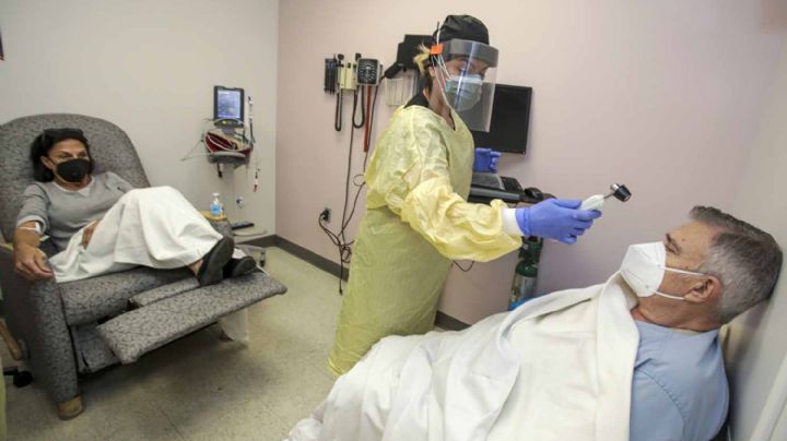 “Estamos un poco frustrados, pero continuamos”: personal médico por aumento de contagios