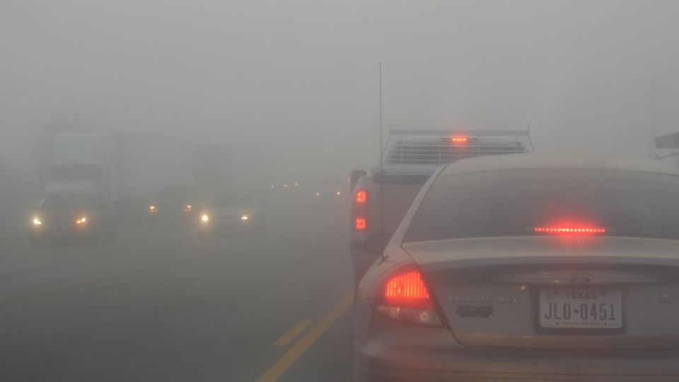 Las luces altas de los vehículos, son malas en estas madrugadas y amaneceres con densa neblina, pues van directos a la vista de los choferes