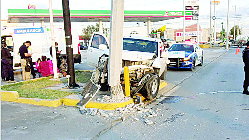 Contra un poste de concreto se estrelló la camioneta en la Prolongación Monterrey y Lago de Chapala.