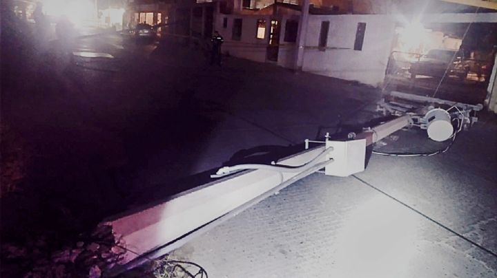 Tumba dos postes, escapa y deja auto