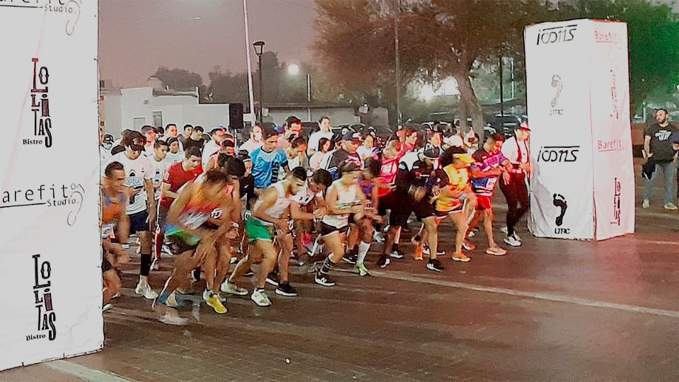 .El padre Leonardo López Guajardo de la Parroquia Nuestra Señora de la Paz, dio la bendición a los 150 corredores previo al inicio de la 7º carrera “The End”