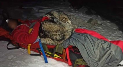 Perro se recuesta sobre su dueño y lo salva de morir congelado en una montaña