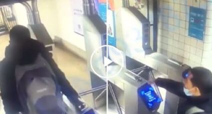 VIDEO: Hombre salta torniquete de metro en New York y muere en el intento