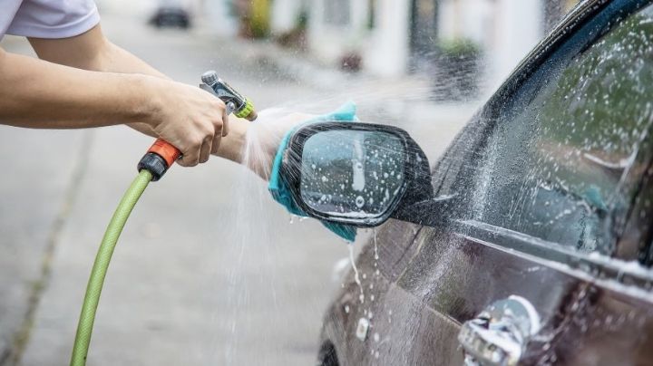 Joven chambeador: Lavando coches consiguió ser el primer titulado de su familia