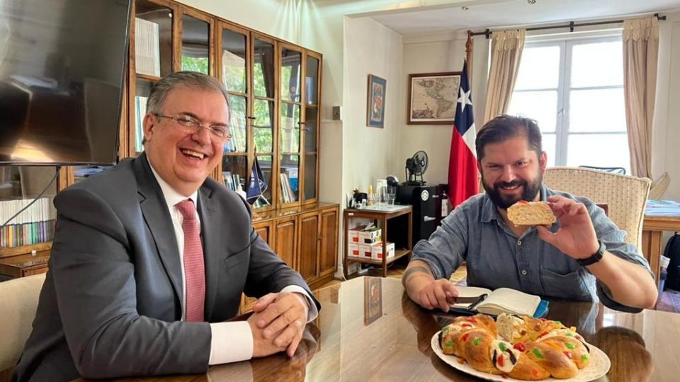 El mandatario se lució con una Rosca de Reyes para la comitiva del presidente electo de Chile Gabriel Boric