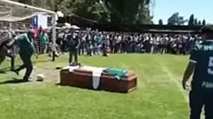 VIDEO: Goleador fallecido anota su último gol desde el ataúd; hace delirar a sus fans