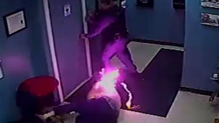 Video: ¡Impactante! Policías causan que hombre se incendie al dispararle con un taser.