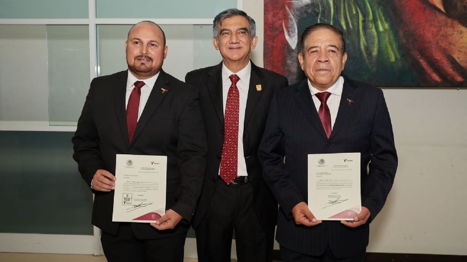 El gobernador de Tamaulipas entrega los nuevos nombramientos de su gabinete.