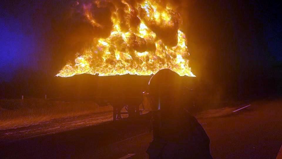 Se incendia pipa en la autopista Monterrey-Reynosa