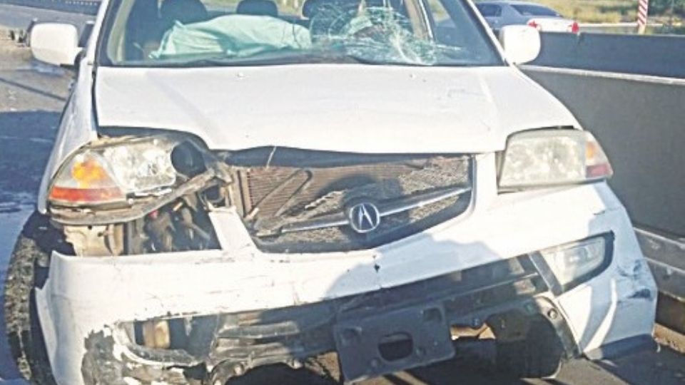 La camioneta pegó contra la pared del puente de la Carretera Aeropuerto y Monterrey.