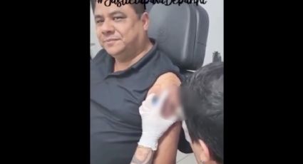 Papá de Debanhi se hace tatuaje de su hija; pide justicia | VIDEO