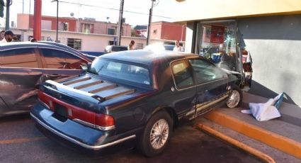 Abuelito abre boquete en Oxxo de la calle Washington; les inaugura servicio de "drive thru"