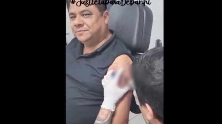 Papá de Debanhi se hace tatuaje de su hija; pide justicia | VIDEO