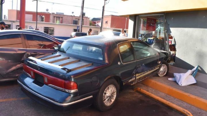 Abuelito abre boquete en Oxxo de la calle Washington; les inaugura servicio de "drive thru"