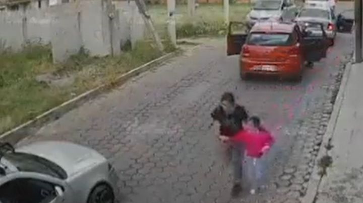 Captan momento exacto del secuestro de una niña en Tlaxcala | VIDEO