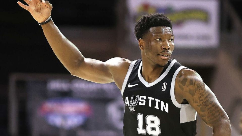 Devontae Calvin Cacok es un jugador de Spurs de Austin.