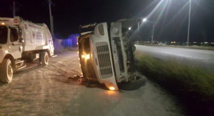 Vuelca camión de basura en Carretera a Piedras Negras