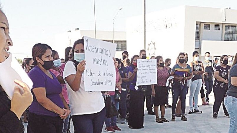 Las familias se quejan que sus hijos van a la escuela tres días a la semana.