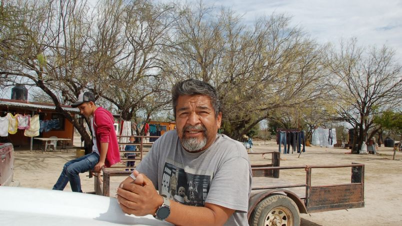 Juan Martín Treviño, del Ejido Nuevo Rodríguez, combina su trabajo y la producción de huevo.