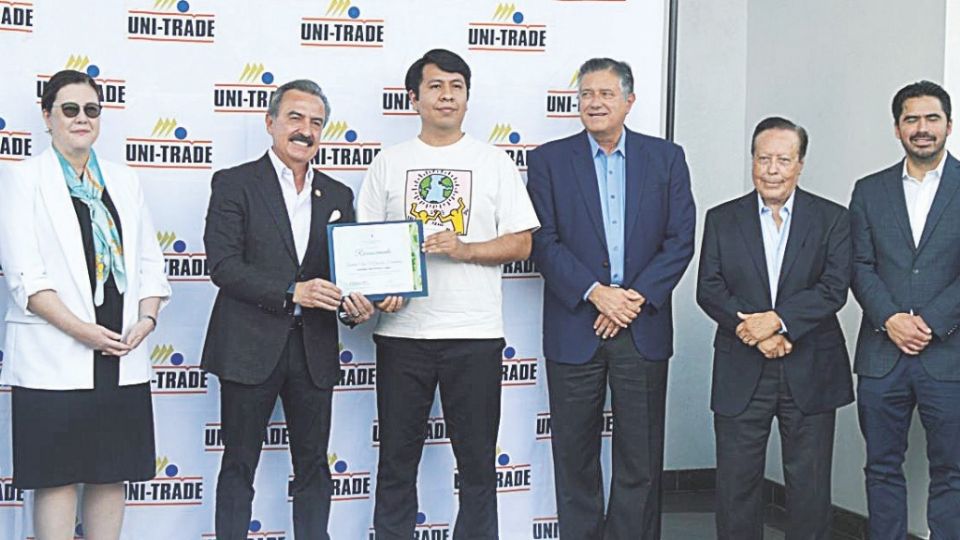 Leonardo Elías González se llevó el primer lugar en la muestra binacional de artes plásticas.
