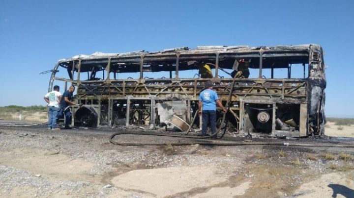 Se incendia autobús que transportaba desde Saltillo a 30 meseros a evento en Torreón.