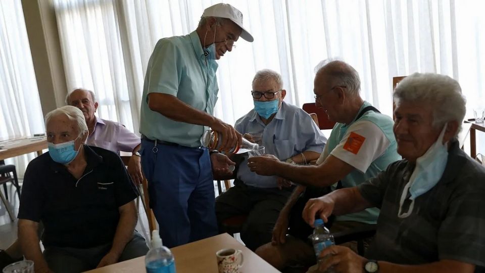 Abuelitos acuden a fiesta y resultan intoxicados con la comida