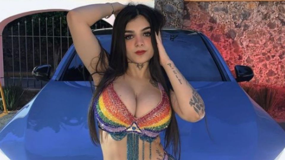 Karely Ruiz muestra espectacular figura en disfraces para Halloween