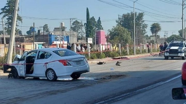 Conductor atropella a ciclista y choca contra poste; ambos mueren