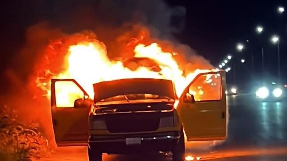 Un abuelito y un bebé fueron rescatados de un incendio en camioneta