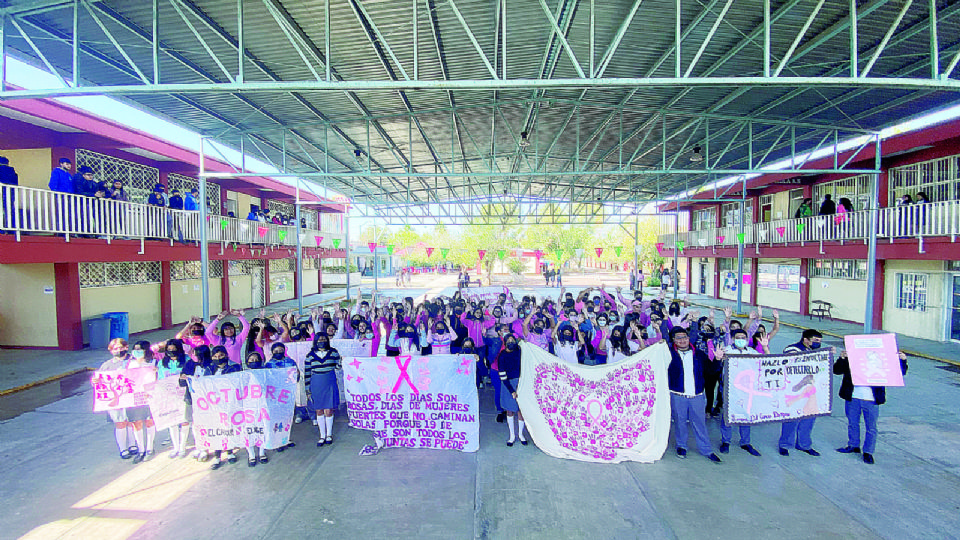 Estudiantes mostraron su ingenio con frases de apoyo a las mujeres.