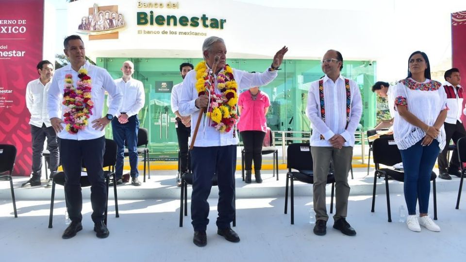 De gira en Oaxaca, el presidente Andrés Manuel López Obrador inauguró una sucursal bancaria