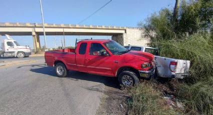 Se impactan dos camionetas en Carretera Anáhuac; hay cuantiosos daños