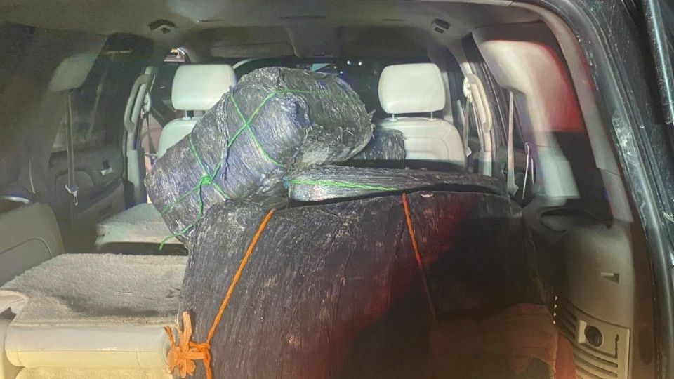 La Patrulla Fronteriza persiguió y aseguró una vagoneta suburbana en la esquina de Blair y Flores este miércoles, transportaba 243 libras de marihuana.