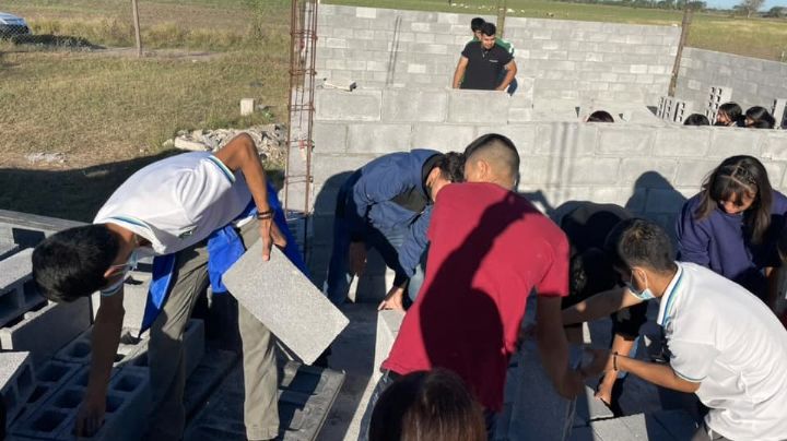 Estudiantes construyen su propia escuela en Río Bravo, Tamaulipas