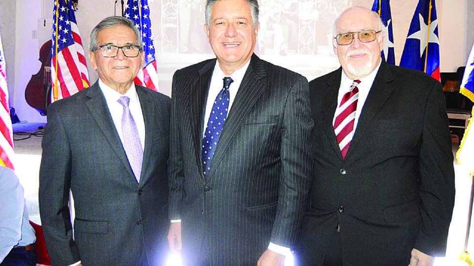 Miguel Conchas y el doctor Pablo Arenaz recibieron del diputado estatal Richard Peña Raymond, el premio Futuro de Texas.