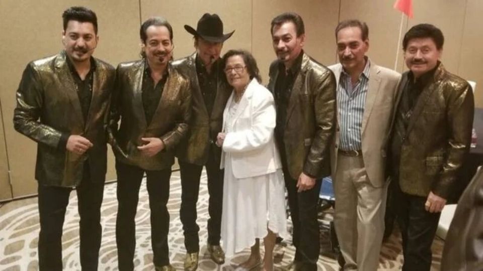 Consuelo Angulo de Hernández junto a sus hijos, Los Tigres del Norte.