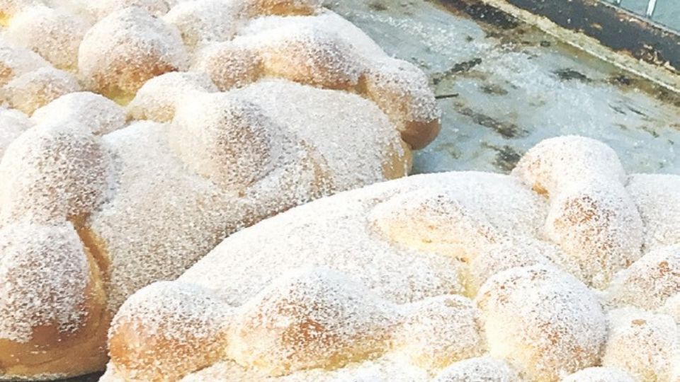 El pan de muerto gusta mucho a las personas y no puede faltar en los altares dedicados a los fieles difuntos.