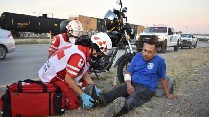 Motociclista es impactado por una camioneta y termina con lesiones