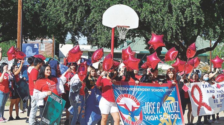 Celebran en preparatoria Semana del Listón Rojo