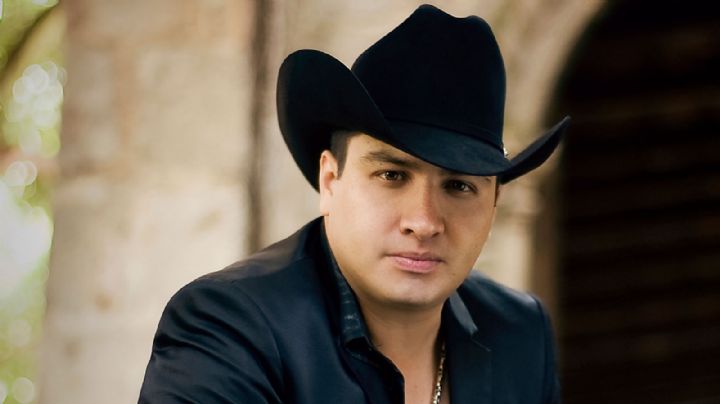 Julión Álvarez es agredido en plena presentación en palenque | VIDEO