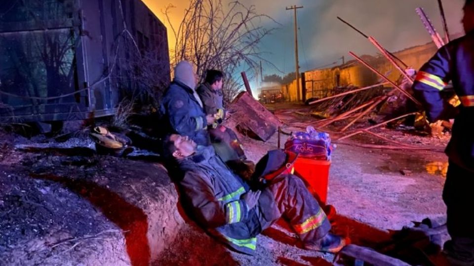 Los bomberos combatieron por horas el gran incendio que se registró ayer 25 de octubre en Nuevo Laredo.