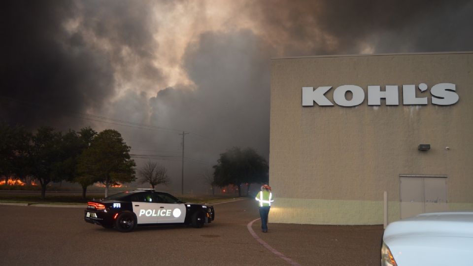 El fuego llegó hasta el techo de la tienda Kohl's en la cecina ciudad e Laredo, Texas.