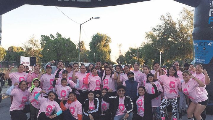 Se unen contra el cáncer en caminata familiar