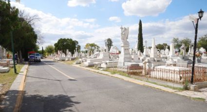 Trabajan en la limpieza y fumigación de los panteones por el Día de Muertos