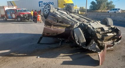 Joven mujer choca y termina volcada en la Carretera Aeropuerto