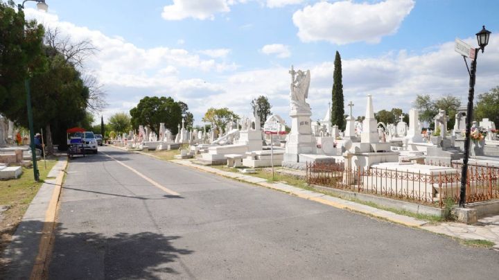 Trabajan en la limpieza y fumigación de los panteones por el Día de Muertos