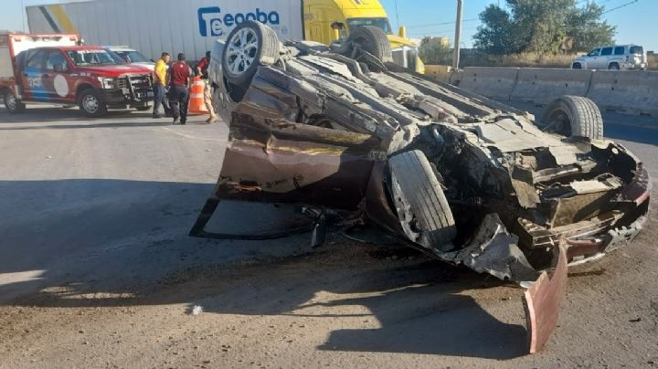 Joven mujer choca y termina volcada en la Carretera Aeropuerto